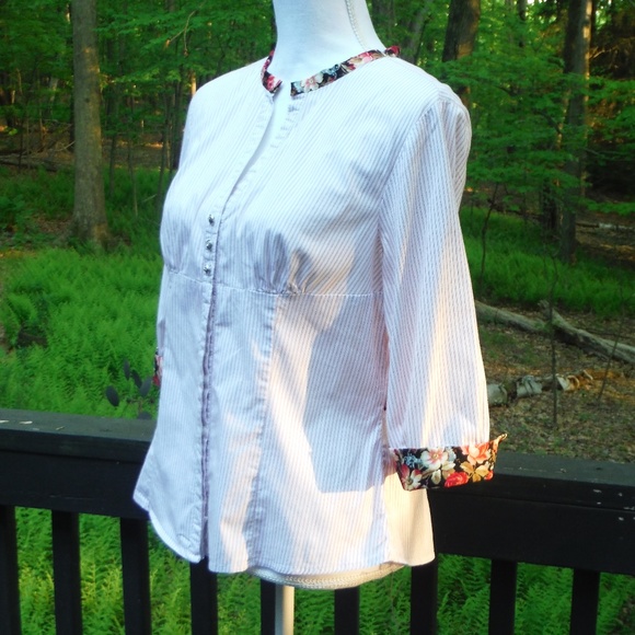Purse Included w Shirt!  Banded Collar w Flowers - Picture 5 of 8